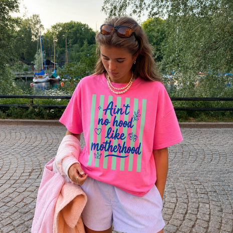 Ain't No Hood Like Motherhood Graphic T-shirt